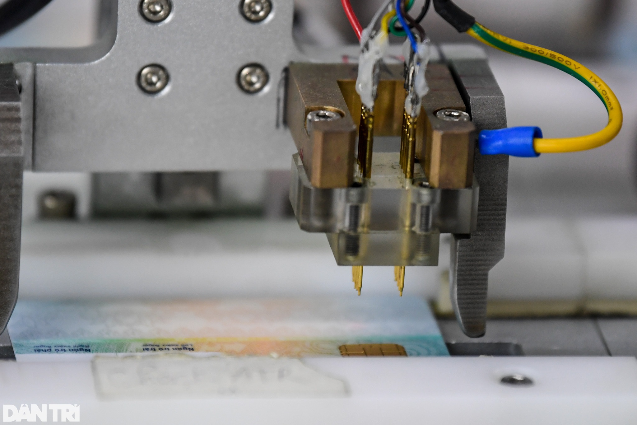 Công đoạn khoan gắn chip lên thẻ CCCD đều được thực hiện tự động, chính xác.