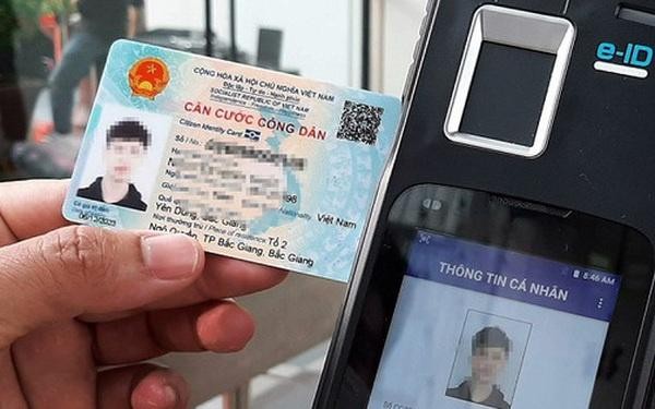 Sử dụng thiết bị đọc chip trên thẻ Căn cước công dân để tra cứu thông tin cá nhân