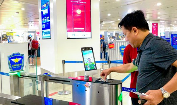 Việc thí điểm ứng dụng căn cước công dân gắn chíp và giải pháp xác thực hành khách làm thủ tục bay nội địa tại sân bay Nội Bài nhằm giảm tải, tránh ùn tắc.
