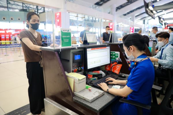 Người dân xuất trình CCCD gắn chíp để làm thủ tục bay nội địa tại sân bay Nội Bài.